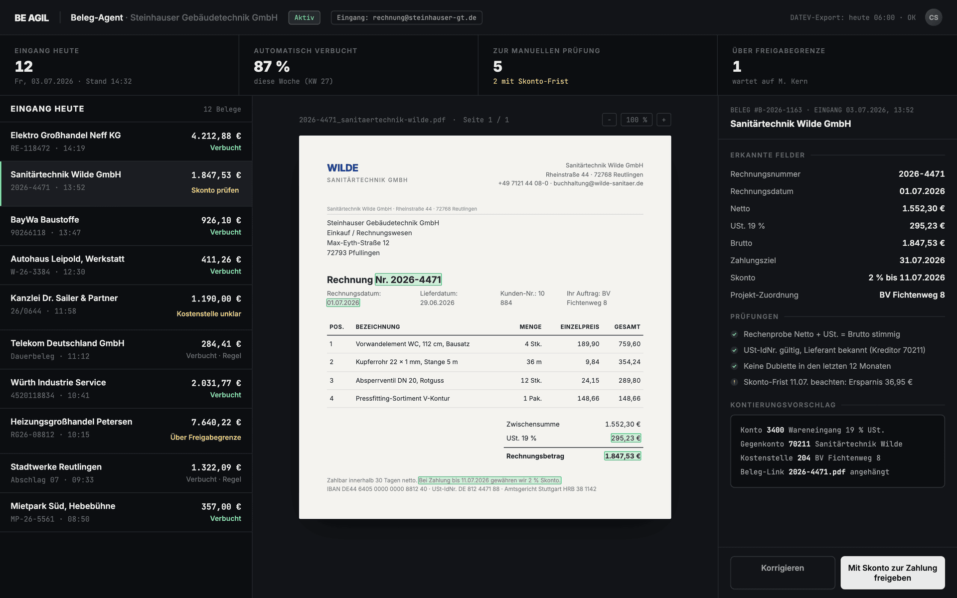 Beleg-Agent Dashboard: Rechnung mit erkannten Feldern, Prüfungen und Kontierungsvorschlag