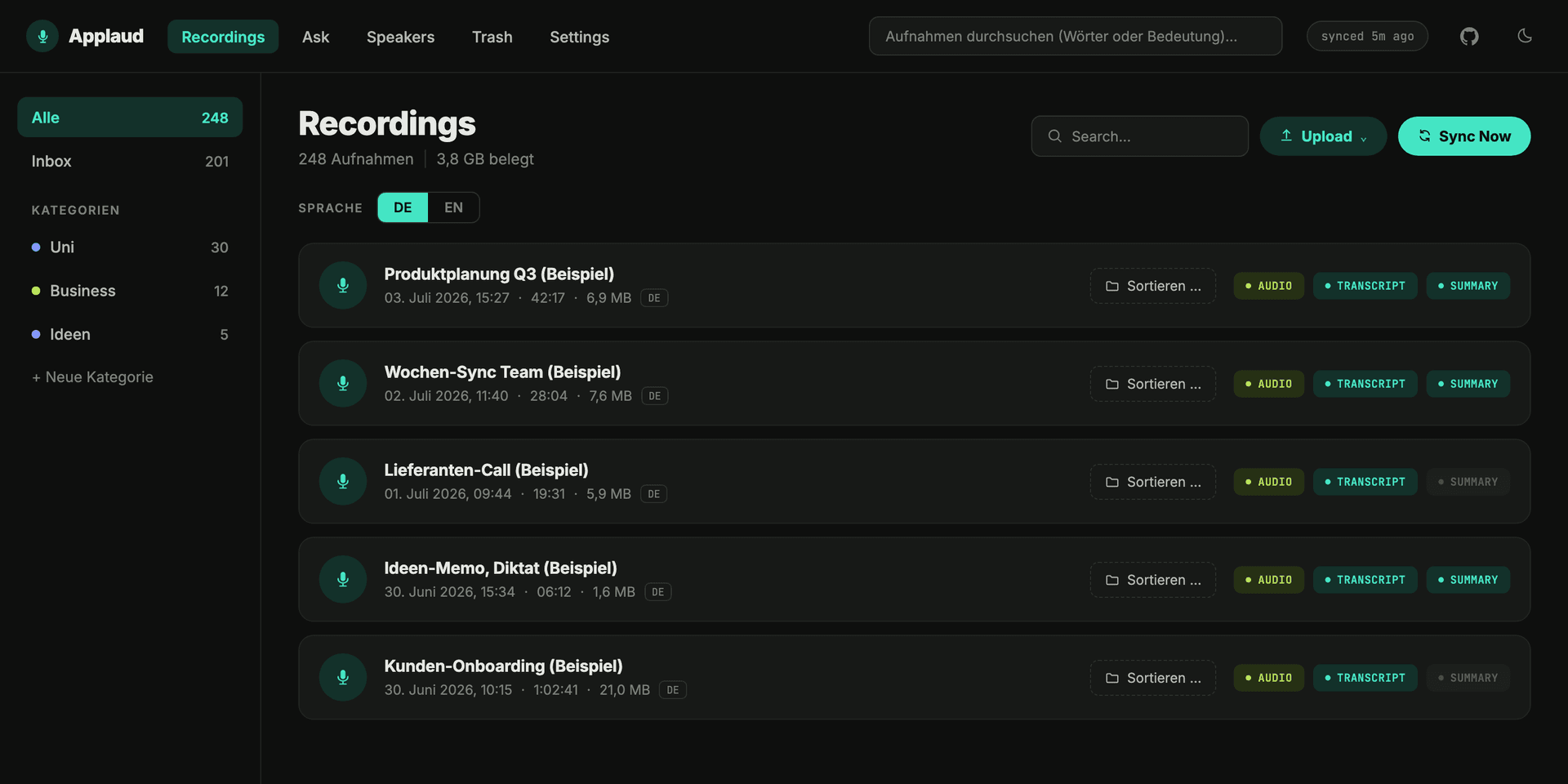 Applaud: Recordings-Liste mit Transkript-, Sprecher- und Summary-Status. Meeting-Titel sind Beispiele.